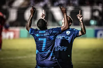 Matheus Lucas e Marcinho comemoram a vitória do LEC sobre a Ponte Preta, a primeira fora de casa na série B