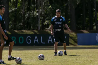 Adilson Batista tem cobrado menos erros no LEC: "Você fala, você mostra, explica, mostra no vídeo e os erros continuam. Isso que me deixa chateado e me incomoda"