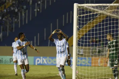 Imagem ilustrativa da imagem LEC "sobra" contra o Guarani e se aproxima do G4 na Série B