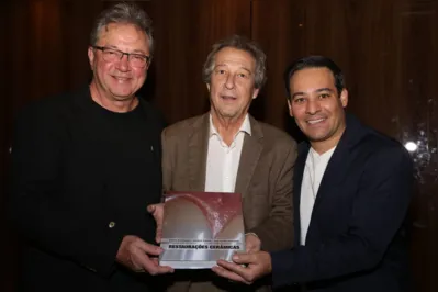O renomado dentista e professor Wilson Trevisan, ladeado pelos autores do livro José Carlos Romanini e Carlos Archangelo