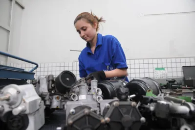 Raiany Monteiro Dias Ribeiro é mecânica na Viação Garcia e a primeira mulher a ocupar a função na empresa