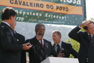 Milton Gonçalvez no papel do deputado Romildo em A Favorita: novela está sendo reprisada pela Globo