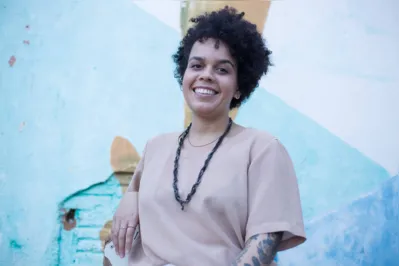 "Sinto que o primeiro livro é uma chancela, uma autorização. Tenho menos medo de pensar sobre mim como escritora, tenho sentido mais carinho e mais cuidado com a minha escrita, com a literatura", diz Isabela Cunha