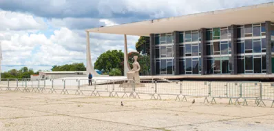 Photograph of the Federal Supreme Court in Brasilia, federal capital of Brazil. 
Highlight the photo for a sculpture that represents justice. The STF was designed by Oscar Niemeyer and a sculpture of justice by the artist Alfredo Ceschiatti.