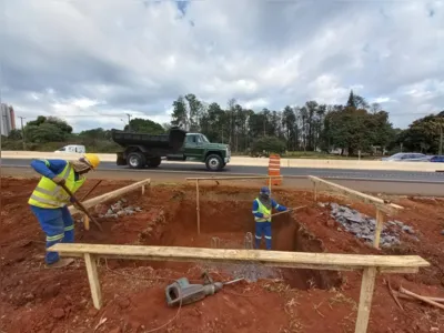 Imagem ilustrativa da imagem Operários trabalham na construção de passarela na PR-445