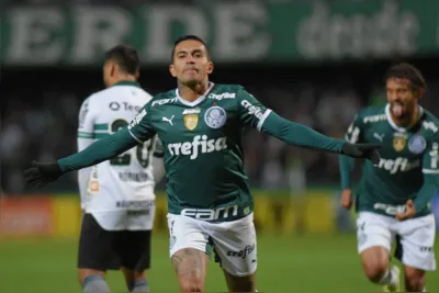 Dudu comemora o primeiro gol da vitória do Palmeiras sobre o Coritiba no Couto Pereira