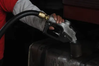 O preço médio da gasolina nas refinarias da estatal passará de R$ 3,86 para R$ 4,06 por litro. Já o preço do diesel passará de R$ 4,91 para R$ 5,61 o litro