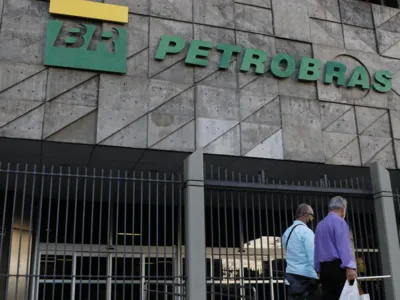 Imagem ilustrativa da imagem Petróleo bate US$ 120 por barril e pressiona Petrobras