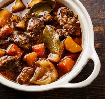 A versão portuguesa é tradicional de Trás-os-Montes e mistura carnes bovina e suína, toucinho, chouriço, cenoura, batata, repolho, alho e cebola
