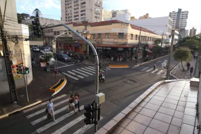 smart city sistema de monitoramento por cameras e semaforos da rua sergipe integrado a guarda municipal. foto: roberto custodio - folha de londrina - 14/04/2022