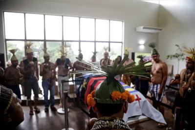 Índios Xucurus fazem ritual sagrado no velório de Bruno Pereira em Pernambuco
