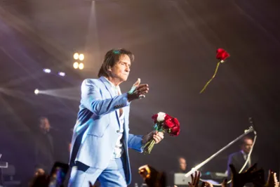 Roberto carlos interrompeu o show após o fã gritar muito, confusão foi por causa das rosas que o cantor distribui