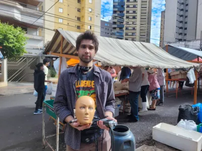 O produtor musical Felipe Scalone reproduz os sons da feira livre de domingo com um microfone binaural feito por ele e instalado na cabeça de um manequim