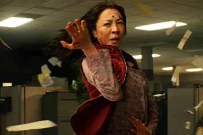 Michelle Yeoh em cena de "Tudo em Todo Lugar ao Mesmo Tempo"