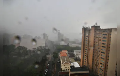 Imagem ilustrativa da imagem Chuva chega a Londrina com risco de tempestade nesta segunda (30)