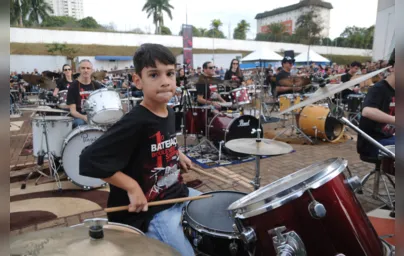 Imagem ilustrativa da imagem Evento reúne 90 bateristas em Londrina para celebrar o Dia do Rock