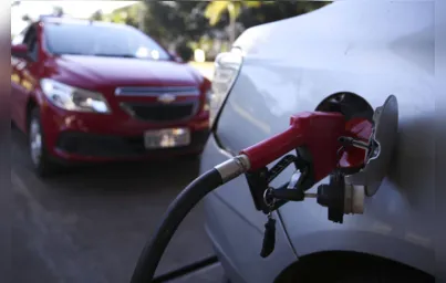 Imagem ilustrativa da imagem Gasolina custa até R$ 8,990 por litro nos postos, diz ANP; diesel sai a até R$ 6,906