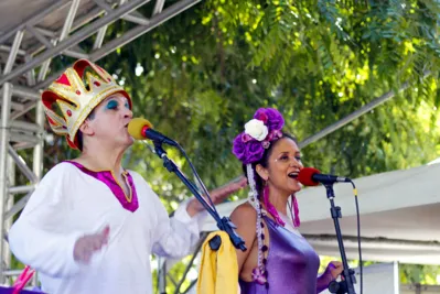 O grupo Canastra Real, de Salvador, anima o carnaval fora de época no Aterro do Lago Igapó; evento conta com 38 apresentações no total