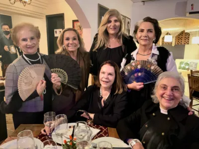 Marisa Ione Barbosa, Keka Costa, Márcia Sahao e a aniversariante (em pé); Patrícia Salazar da Costa e Vitória Sahão, sentadas