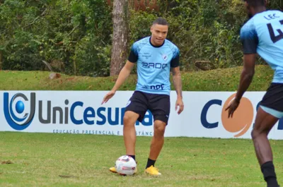 Autor do gol contra o Cruzeiro, Mandaca ganhou a confiança de Adilson Batista e assumiu a titularidade no Londrina