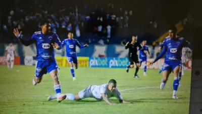 Imagem ilustrativa da imagem LEC sai na frente, toma dois gols no fim e perde para o Cruzeiro