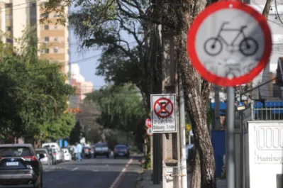 Imagem ilustrativa da imagem Moradores da Paranaguá querem fim do estacionamento em ciclofaixas