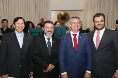 O novo gestor da Arolon, Carlos Pelegrini, ladeado por Severo Canziani, que já foi governador do Rotary, o ex-presidente da entidade Paulo Pimenta e Paulo Henrique Terziotti, presidente do Rotary Club de Londrina