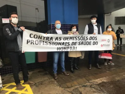 Imagem ilustrativa da imagem Representantes do Seessa fazem ato em frente ao Honpar