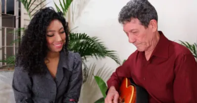 Adna com o pai Édio  Souza: em sua homenagem, nas redes sociais, ela postou 'Wave', de Tom Jobim, música que já cantava com ele aos oito anos