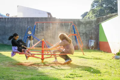 As crianças e adolescentes frequentam a associação no contraturno escolar duas vezes por semana