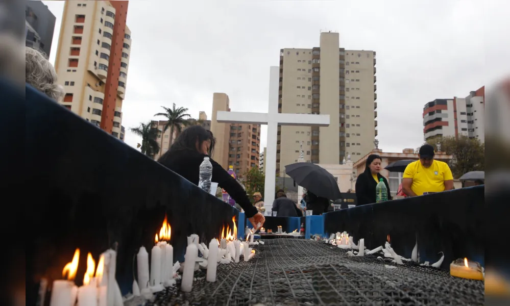 Imagem ilustrativa da imagem Dia de Finados movimenta cemitérios em Londrina
