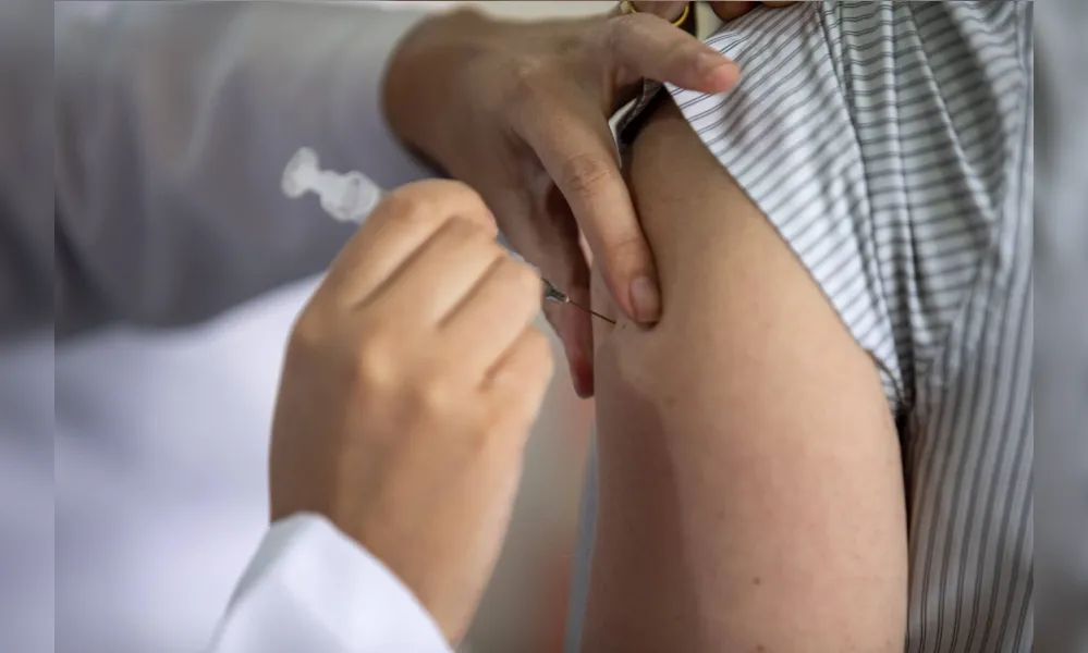 A Campanha Nacional de Vacinação contra a Covid-19 começou em 27 de fevereiro com a vacina bivalente da Pfizer para grupos de risco