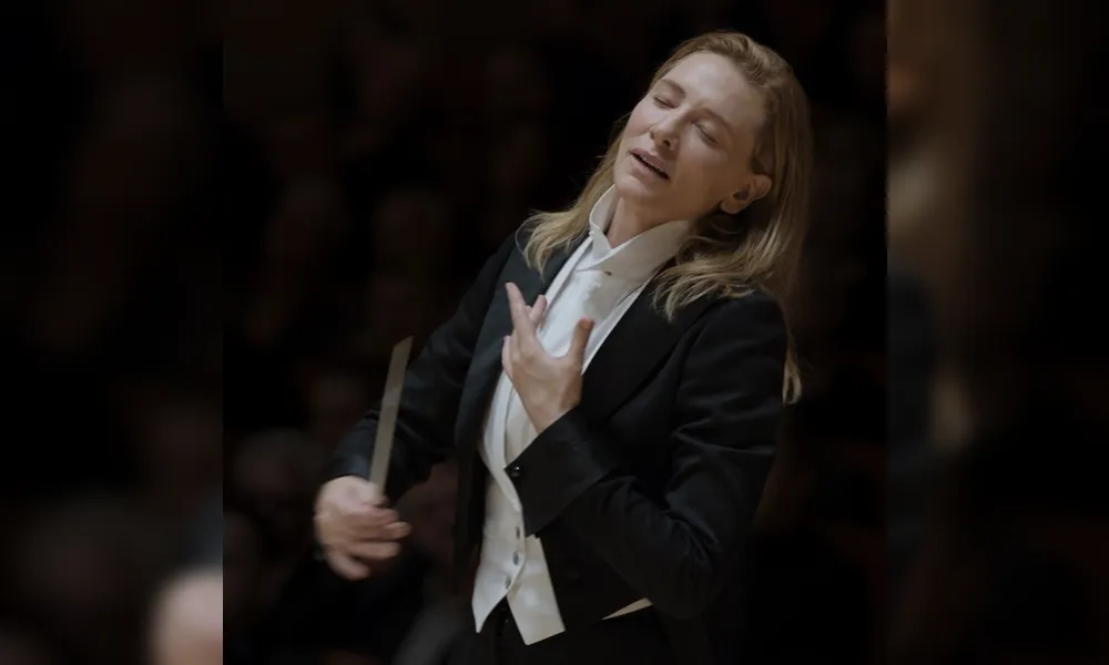 Cate Blanchett interpreta a maestrina Lydia Tár no filme que aborda os abusos de poder na música clássica