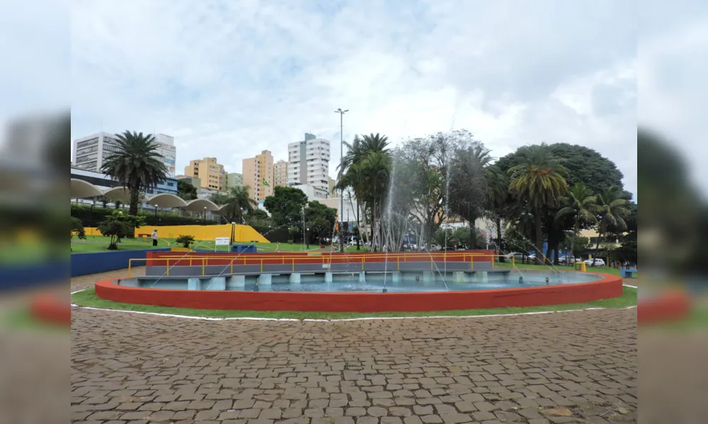 Imagem ilustrativa da imagem Praça tombada teria sido pintada sem aval de órgão especializado
