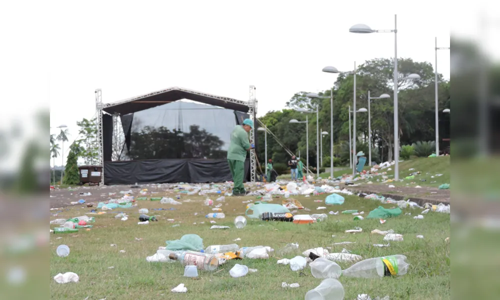 Imagem ilustrativa da imagem Rastro de lixo do Carnaval no Jardim Botânico revolta moradores