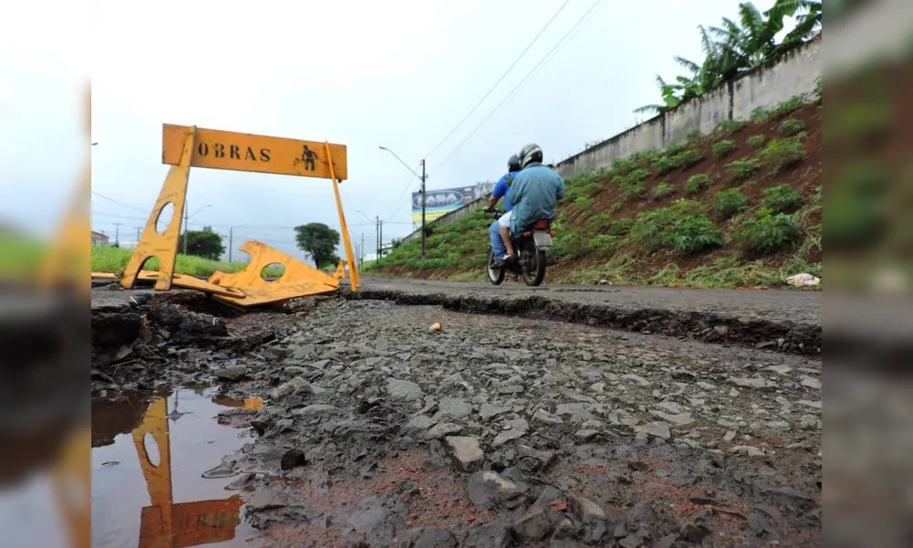 Imagem ilustrativa da imagem Rua na zona leste acumula crateras e incomoda moradores e motoristas