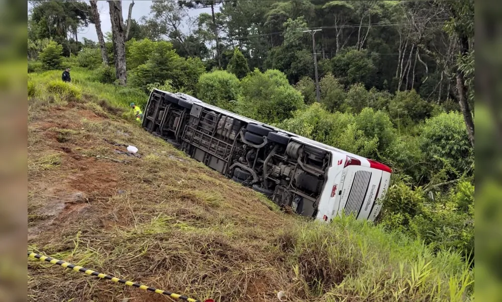 O veículo saiu da pista em uma reta e tombou na margem da rodovia