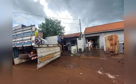 Famílias perdem tudo após córregos transbordarem em Bandeirantes