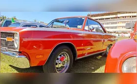 Feirinha gastronômica recebe exposição de carros antigos