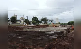 Londrina: operários cruzam os braços e obra da trincheira é paralisada