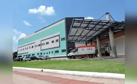 Mulher amarrada e colocada em carro incendiado segue em estado grave