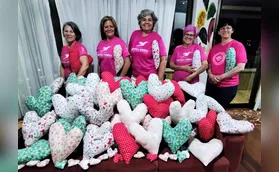 Mulheres se reúnem para confecção das almofadas do amor