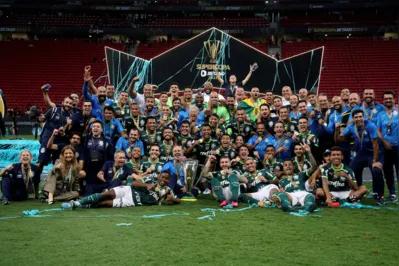 Jogadores e comissão técnica do Palmeiras celebram o primeiro título da temporada diante do rival Flamengo