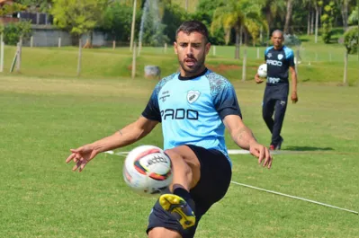 Poupado em Ponta Grossa, o lateral Alan Ruschel está à disposição do técnico Adilson Batista para enfrentar a Chapecoense