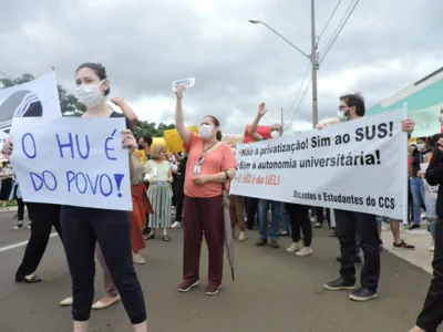 Imagem ilustrativa da imagem Alunos e servidores protestam contra terceirização do HU