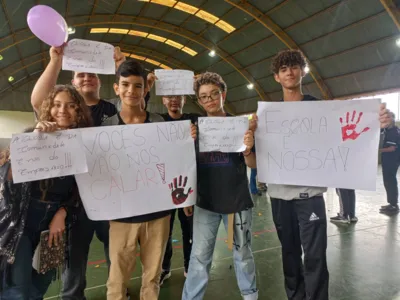 Imagem ilustrativa da imagem Alunos fazem protesto contra terceirização de colégio na zona norte