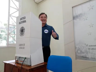 Imagem ilustrativa da imagem Alvaro Dias vota em Londrina e defende reeleição: ‘muito a caminhar’