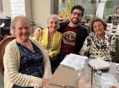 Nádia Sahão, a aniversariante Vitória Sahão com o sobrinho Eduardo Assad e Maria Alice Brunelli