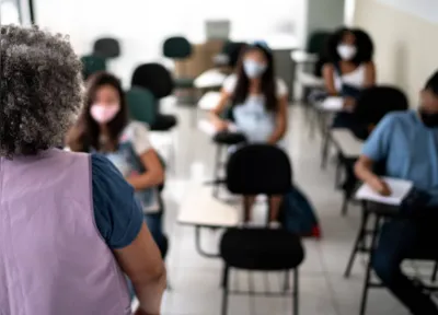 As limitações socieconômicas estão entre os principais fatores que atrasam a aprendizagem, a dedicação dos professores e o empenho das secretarias de Educação são fundamentais para a superação obstáculos
