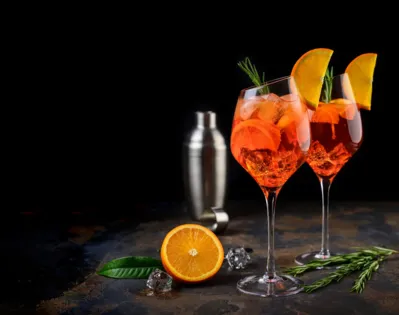Coloridos e atraentes, os drinks dão mais sabor às festas